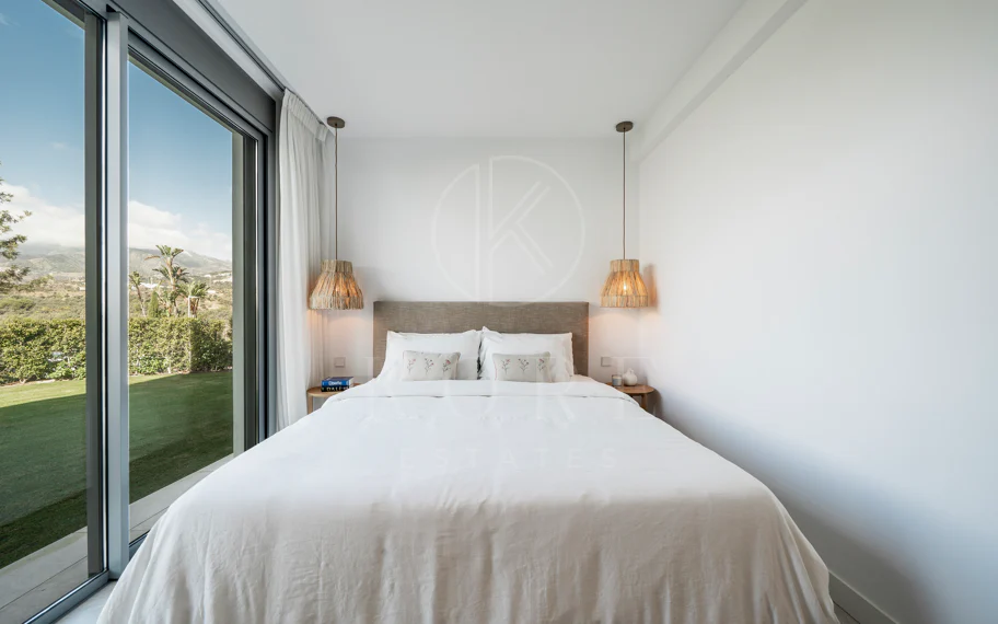 Apartamento de Lujo en Planta Baja con Jardín y Vista Parcial al Mar en Marbella Este