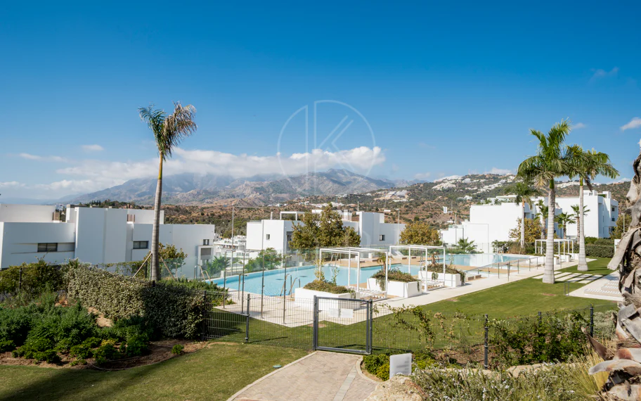 Apartamento de Lujo en Planta Baja con Jardín y Vista Parcial al Mar en Marbella Este
