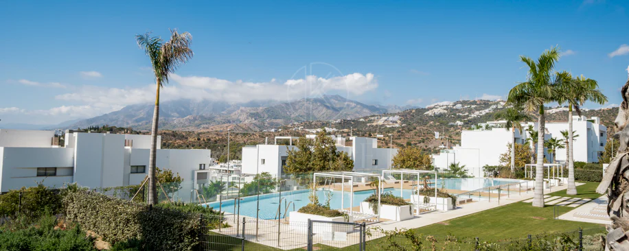 Apartamento de Lujo en Planta Baja con Jardín y Vista Parcial al Mar en Marbella Este