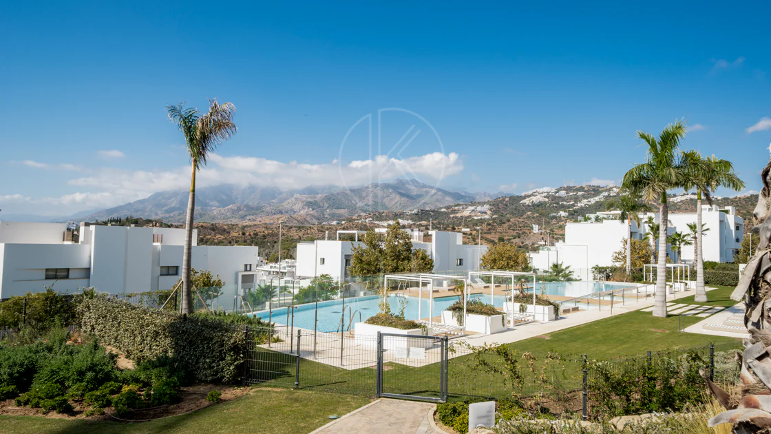 Apartamento de Lujo en Planta Baja con Jardín y Vista Parcial al Mar en Marbella Este