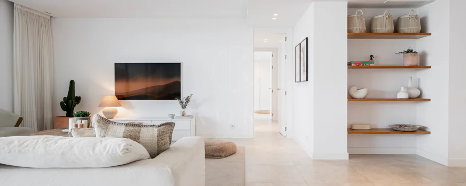 Apartamento de Lujo en Planta Baja con Jardín y Vista Parcial al Mar en Marbella Este