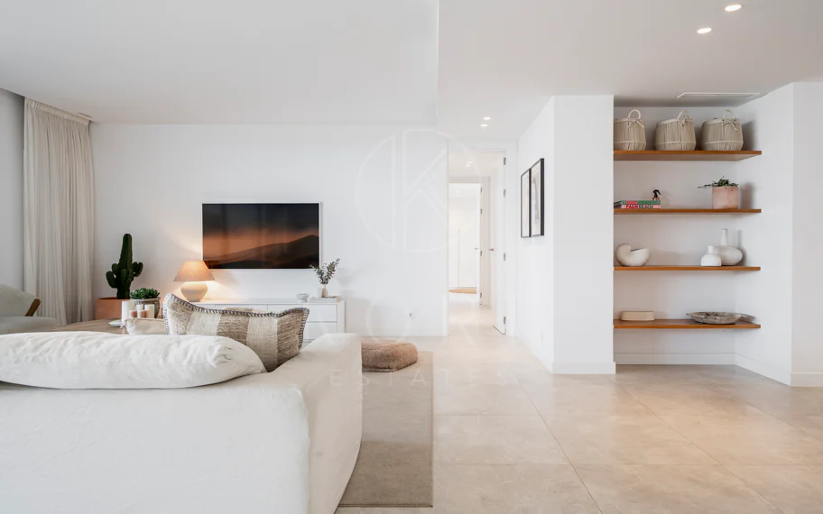 Apartamento de Lujo en Planta Baja con Jardín y Vista Parcial al Mar en Marbella Este