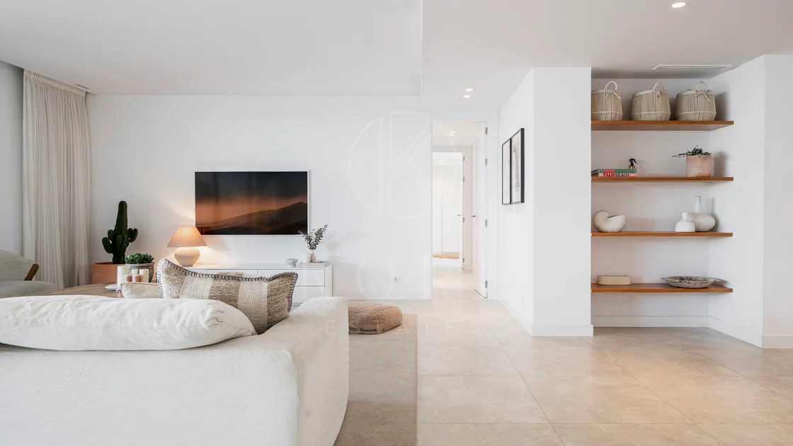 Apartamento de Lujo en Planta Baja con Jardín y Vista Parcial al Mar en Marbella Este