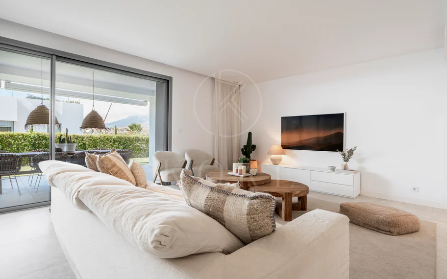 Apartamento de Lujo en Planta Baja con Jardín y Vista Parcial al Mar en Marbella Este