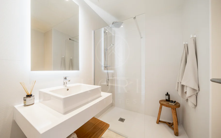 Apartamento de Lujo en Planta Baja con Jardín y Vista Parcial al Mar en Marbella Este