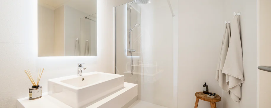 Apartamento de Lujo en Planta Baja con Jardín y Vista Parcial al Mar en Marbella Este