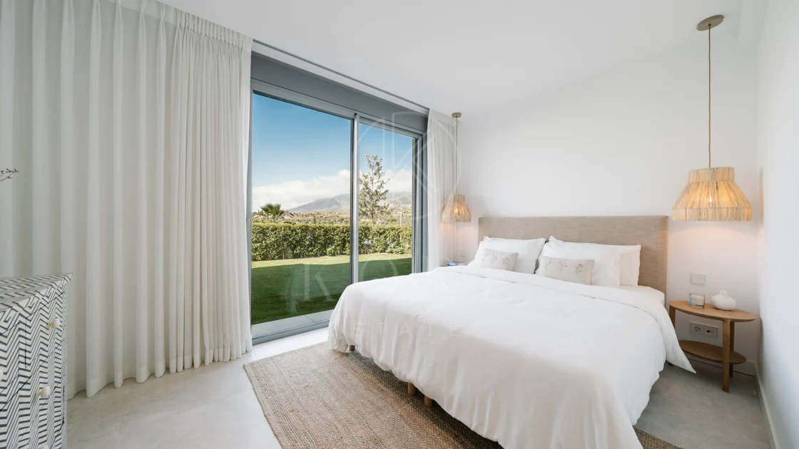 Apartamento de Lujo en Planta Baja con Jardín y Vista Parcial al Mar en Marbella Este