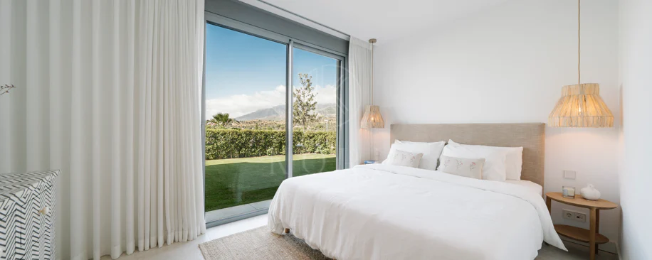 Apartamento de Lujo en Planta Baja con Jardín y Vista Parcial al Mar en Marbella Este
