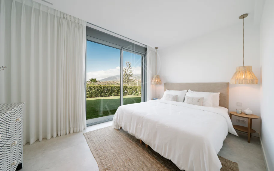 Apartamento de Lujo en Planta Baja con Jardín y Vista Parcial al Mar en Marbella Este