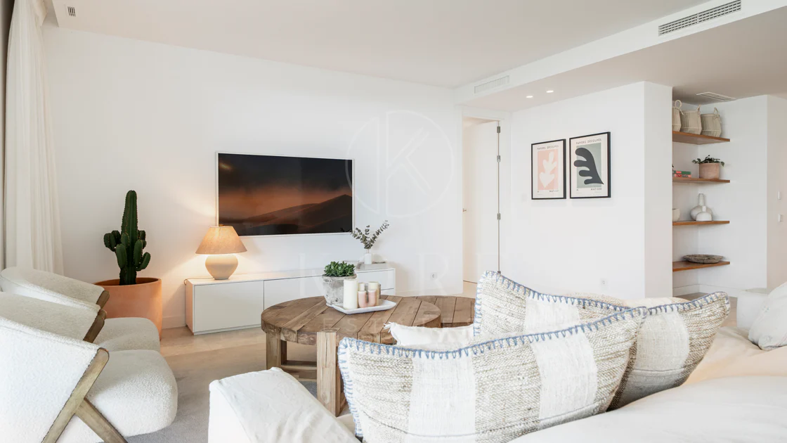 Apartamento de Lujo en Planta Baja con Jardín y Vista Parcial al Mar en Marbella Este