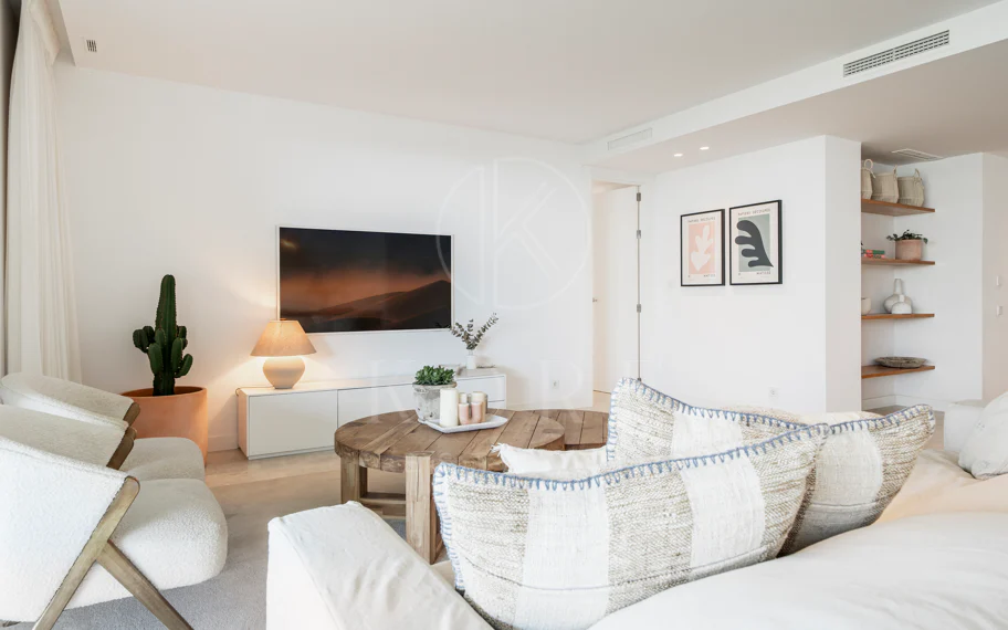 Apartamento de Lujo en Planta Baja con Jardín y Vista Parcial al Mar en Marbella Este