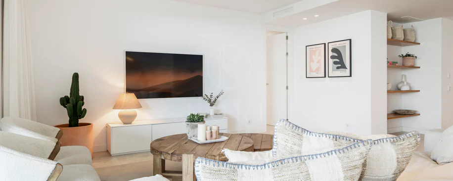 Apartamento de Lujo en Planta Baja con Jardín y Vista Parcial al Mar en Marbella Este
