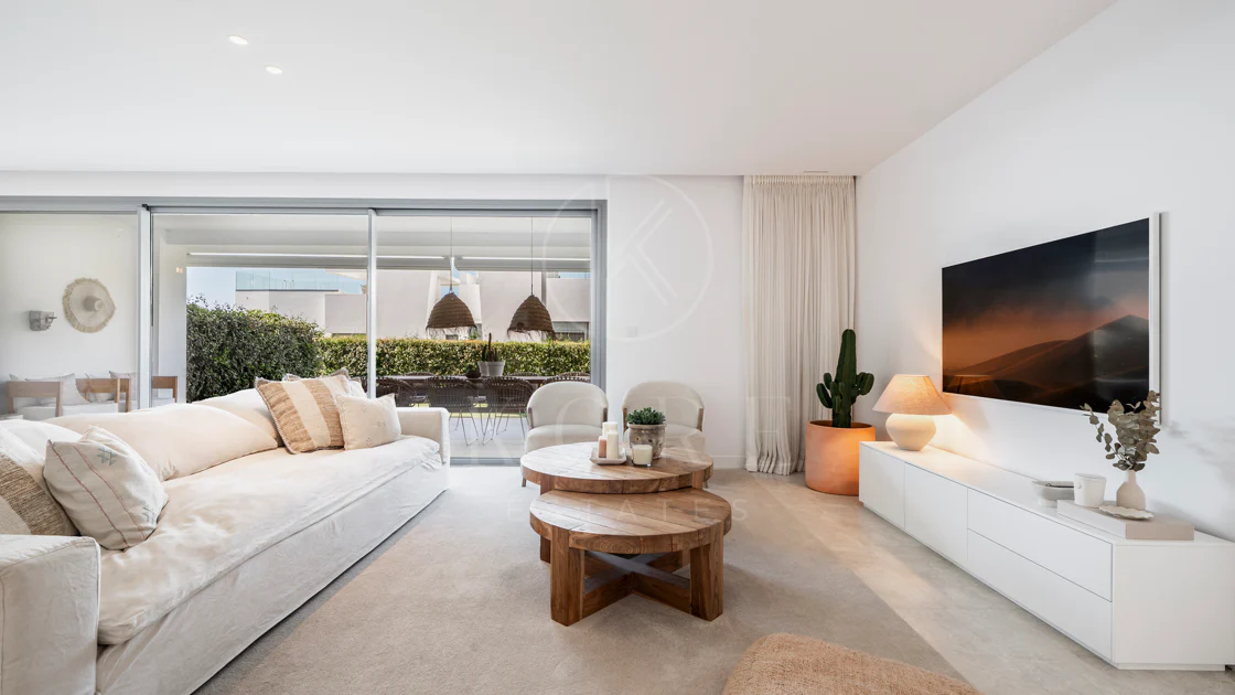 Apartamento de Lujo en Planta Baja con Jardín y Vista Parcial al Mar en Marbella Este