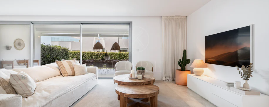 Apartamento de Lujo en Planta Baja con Jardín y Vista Parcial al Mar en Marbella Este