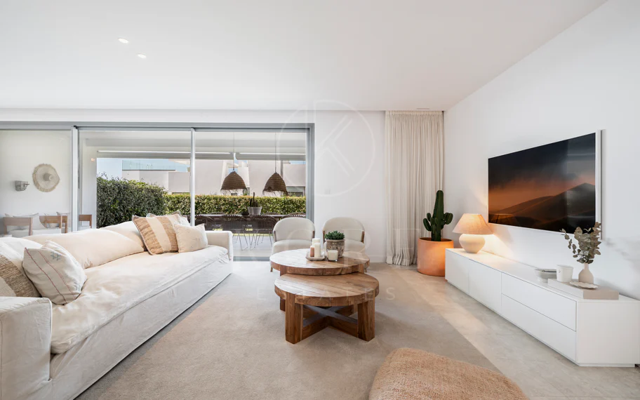 Apartamento de Lujo en Planta Baja con Jardín y Vista Parcial al Mar en Marbella Este