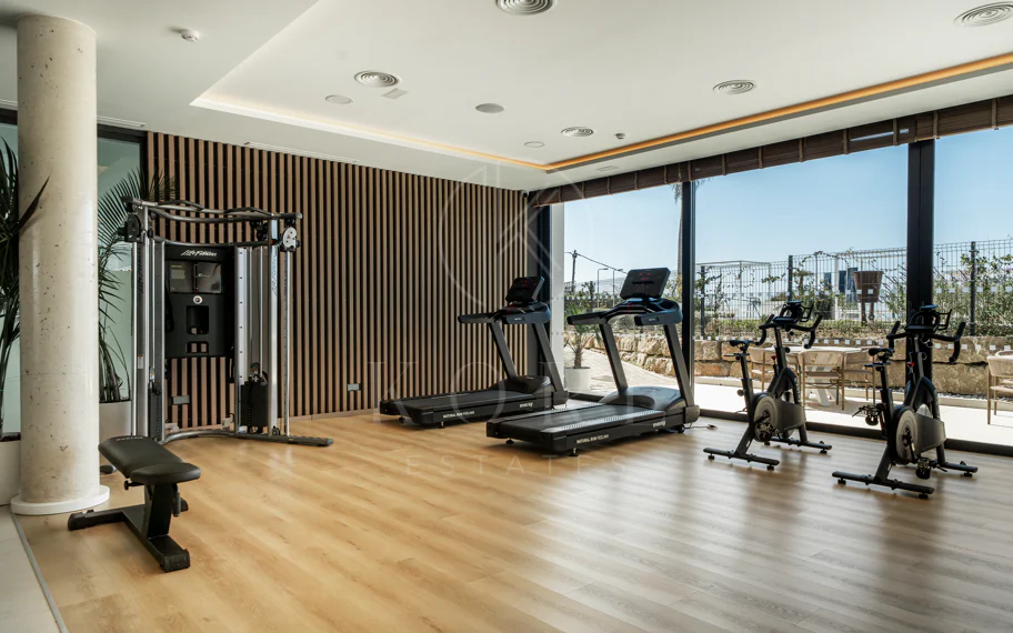 Apartamento de Lujo en Planta Baja con Jardín y Vista Parcial al Mar en Marbella Este