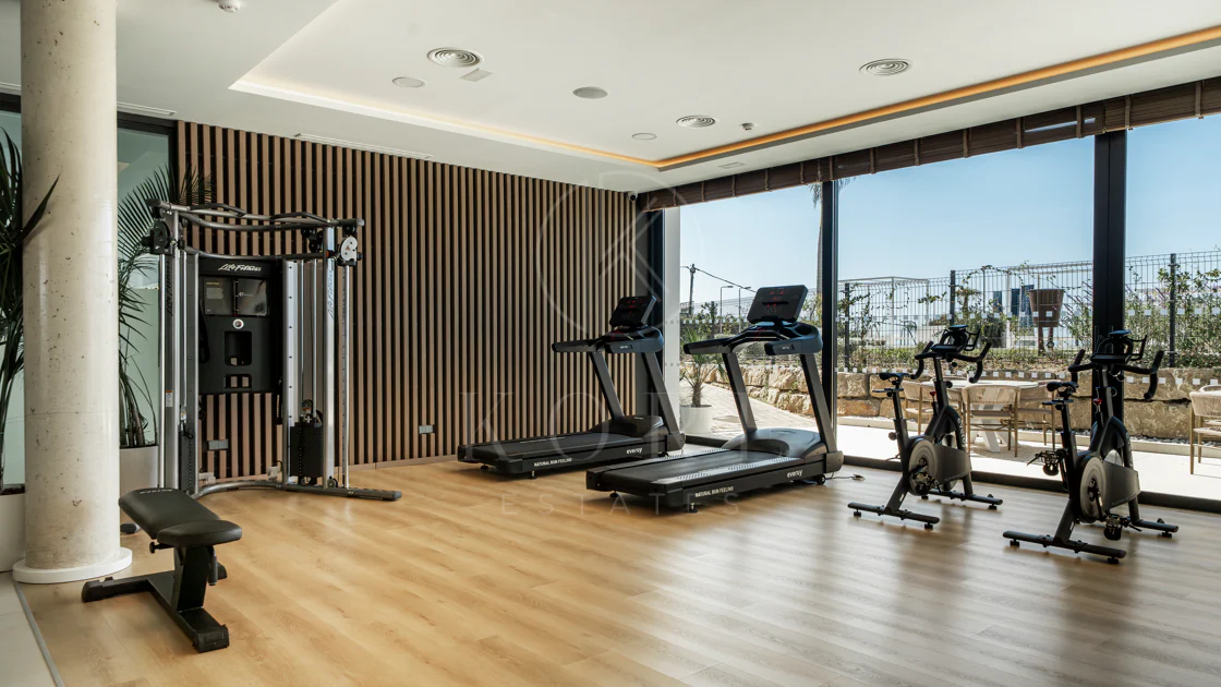 Apartamento de Lujo en Planta Baja con Jardín y Vista Parcial al Mar en Marbella Este