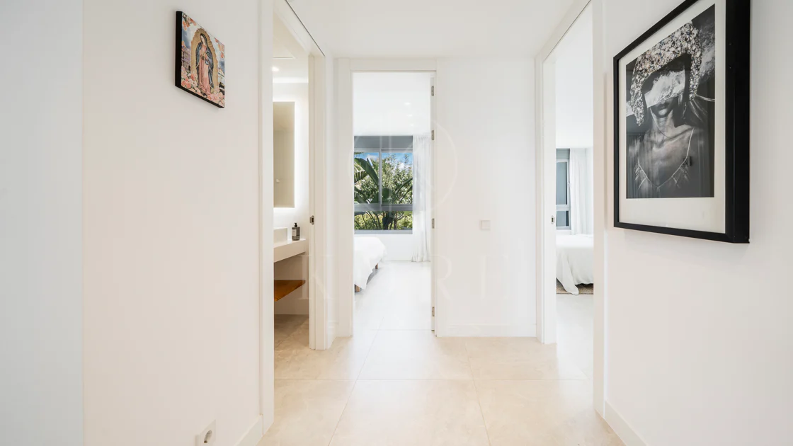 Apartamento de Lujo en Planta Baja con Jardín y Vista Parcial al Mar en Marbella Este
