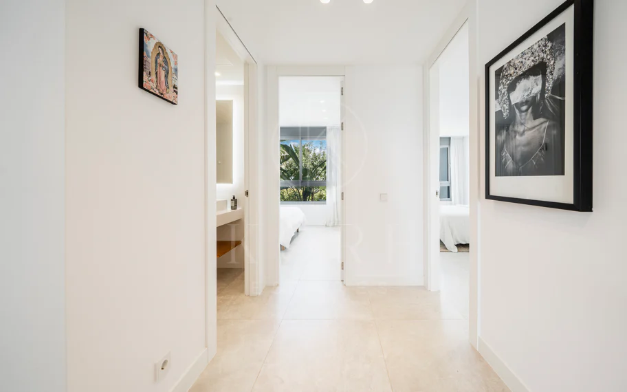 Apartamento de Lujo en Planta Baja con Jardín y Vista Parcial al Mar en Marbella Este