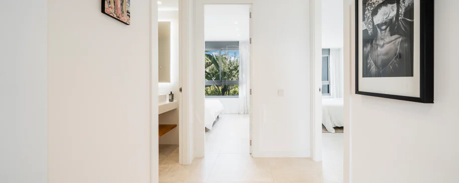 Apartamento de Lujo en Planta Baja con Jardín y Vista Parcial al Mar en Marbella Este