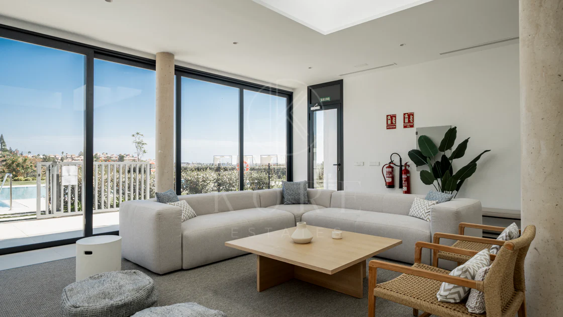 Apartamento de Lujo en Planta Baja con Jardín y Vista Parcial al Mar en Marbella Este