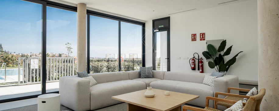 Apartamento de Lujo en Planta Baja con Jardín y Vista Parcial al Mar en Marbella Este