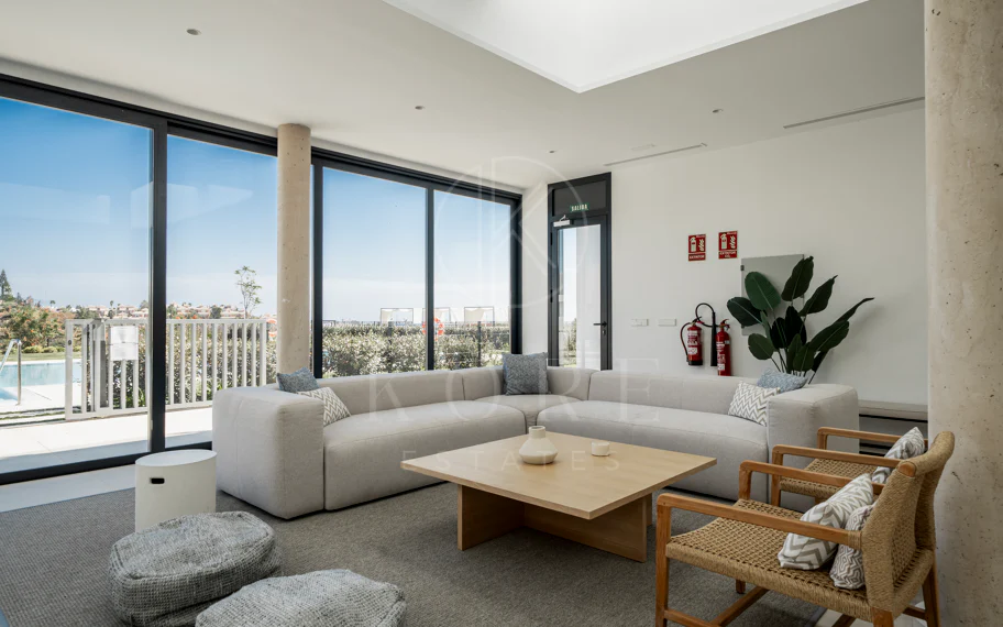 Apartamento de Lujo en Planta Baja con Jardín y Vista Parcial al Mar en Marbella Este