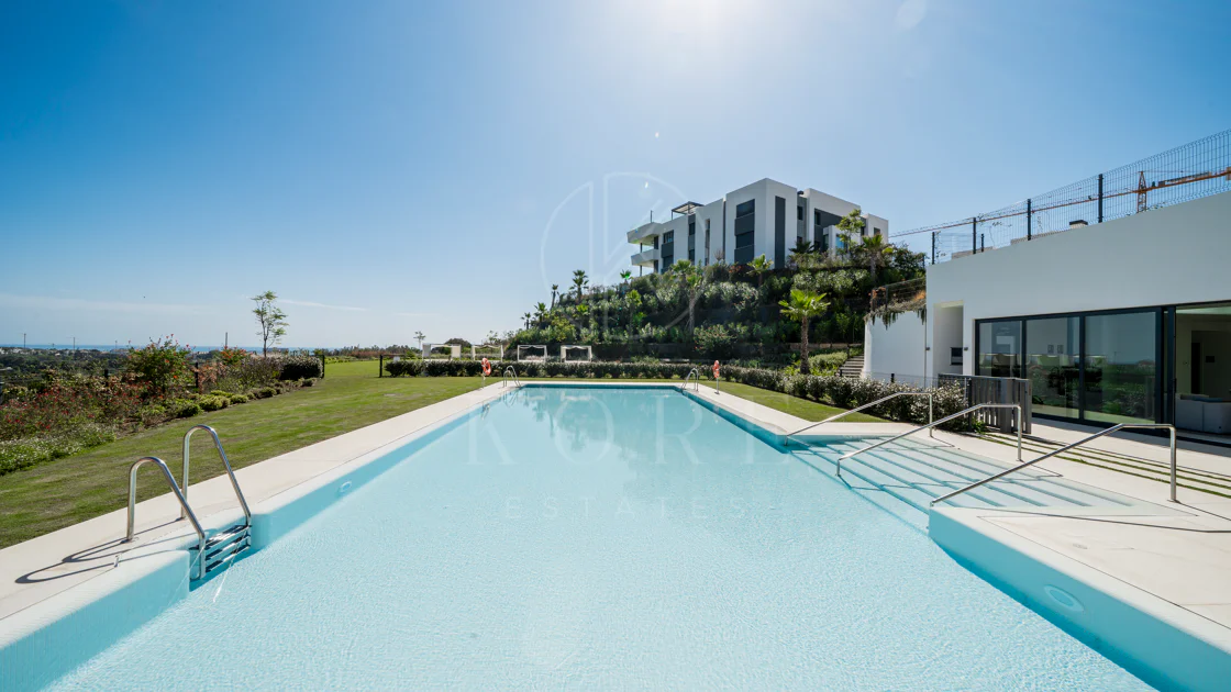 Apartamento de Lujo en Planta Baja con Jardín y Vista Parcial al Mar en Marbella Este