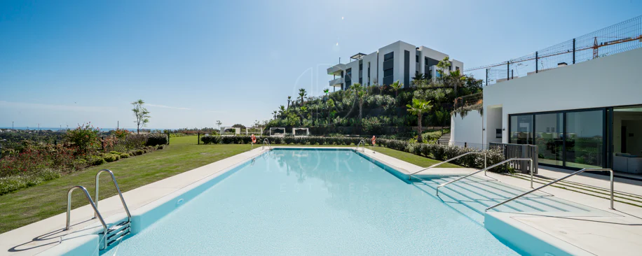Apartamento de Lujo en Planta Baja con Jardín y Vista Parcial al Mar en Marbella Este