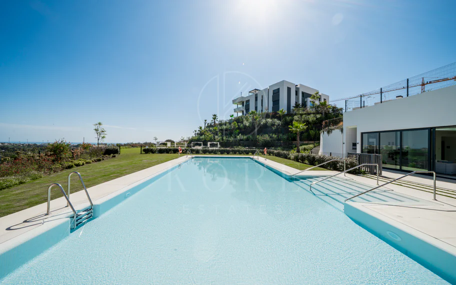 Apartamento de Lujo en Planta Baja con Jardín y Vista Parcial al Mar en Marbella Este