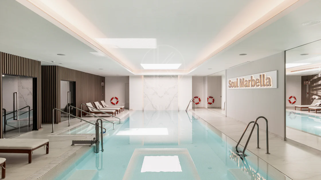 Apartamento de Lujo en Planta Baja con Jardín y Vista Parcial al Mar en Marbella Este