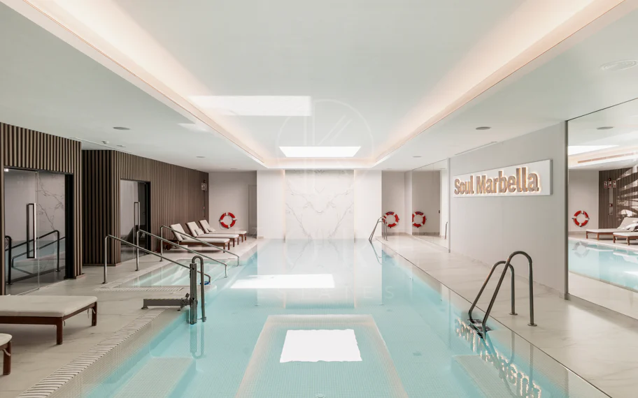 Apartamento de Lujo en Planta Baja con Jardín y Vista Parcial al Mar en Marbella Este