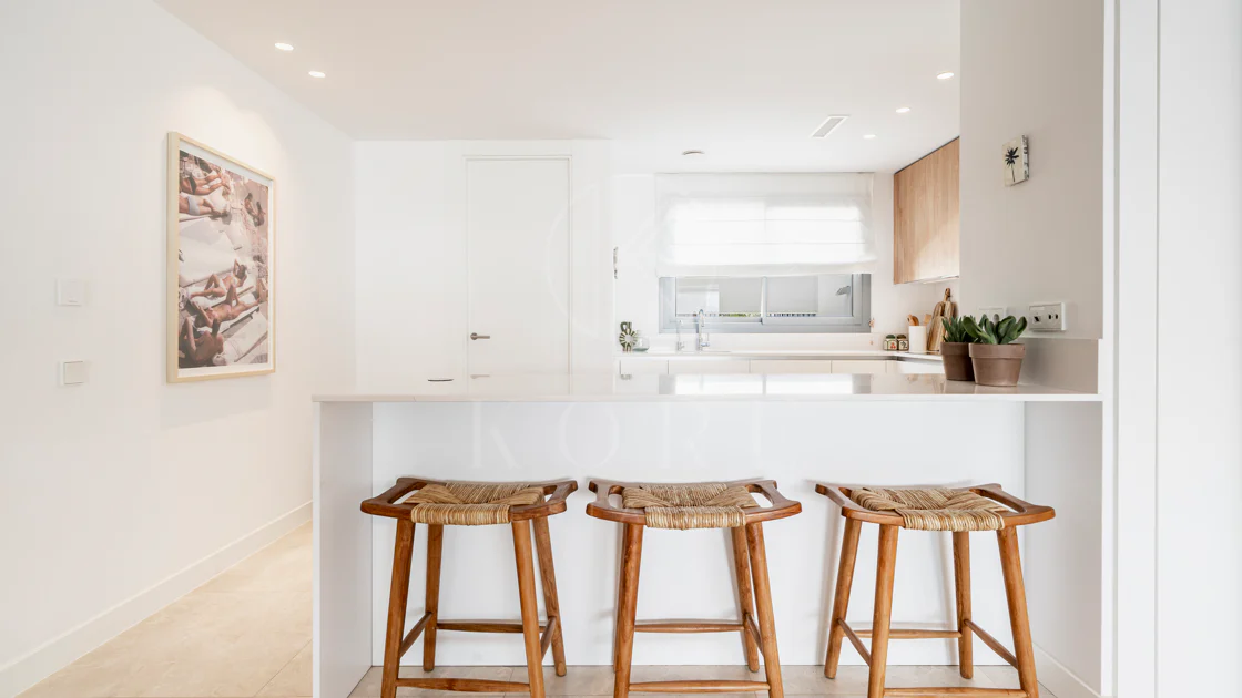 Apartamento de Lujo en Planta Baja con Jardín y Vista Parcial al Mar en Marbella Este