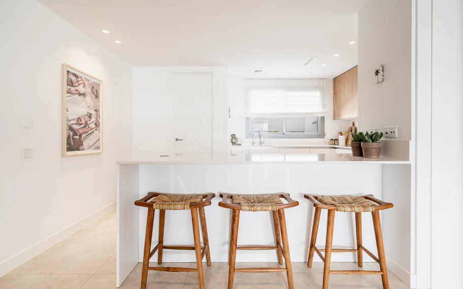 Apartamento de Lujo en Planta Baja con Jardín y Vista Parcial al Mar en Marbella Este
