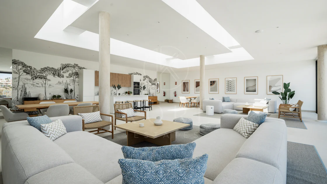 Apartamento de Lujo en Planta Baja con Jardín y Vista Parcial al Mar en Marbella Este
