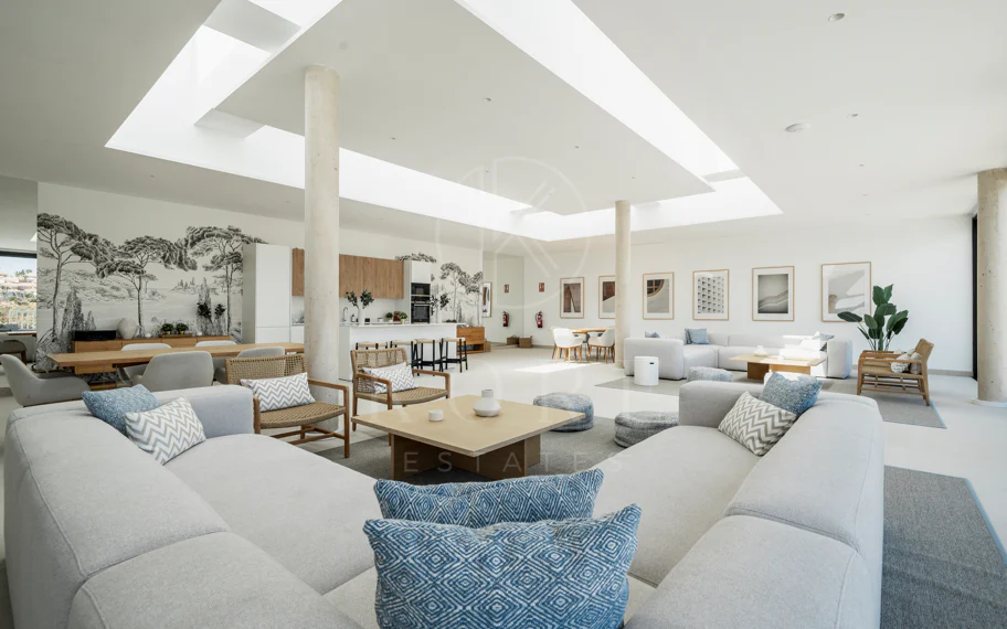 Apartamento de Lujo en Planta Baja con Jardín y Vista Parcial al Mar en Marbella Este