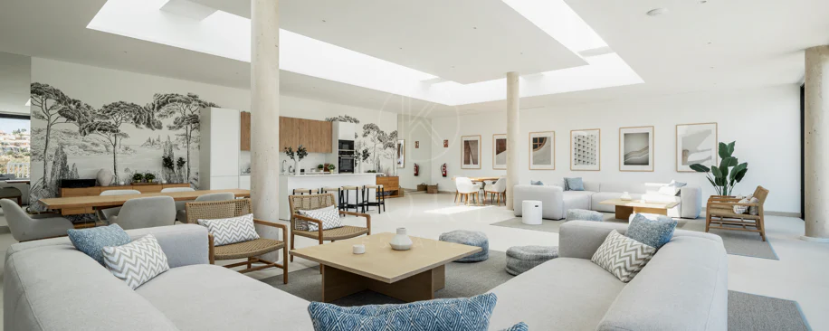 Apartamento de Lujo en Planta Baja con Jardín y Vista Parcial al Mar en Marbella Este