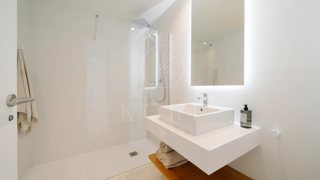 Apartamento de Lujo en Planta Baja con Jardín y Vista Parcial al Mar en Marbella Este