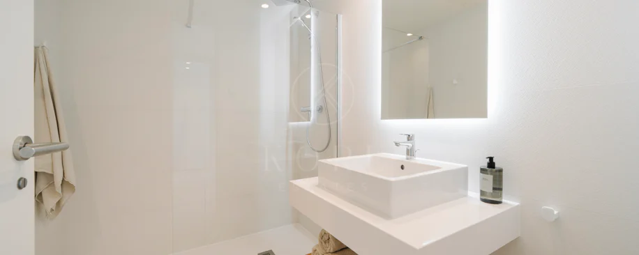 Apartamento de Lujo en Planta Baja con Jardín y Vista Parcial al Mar en Marbella Este