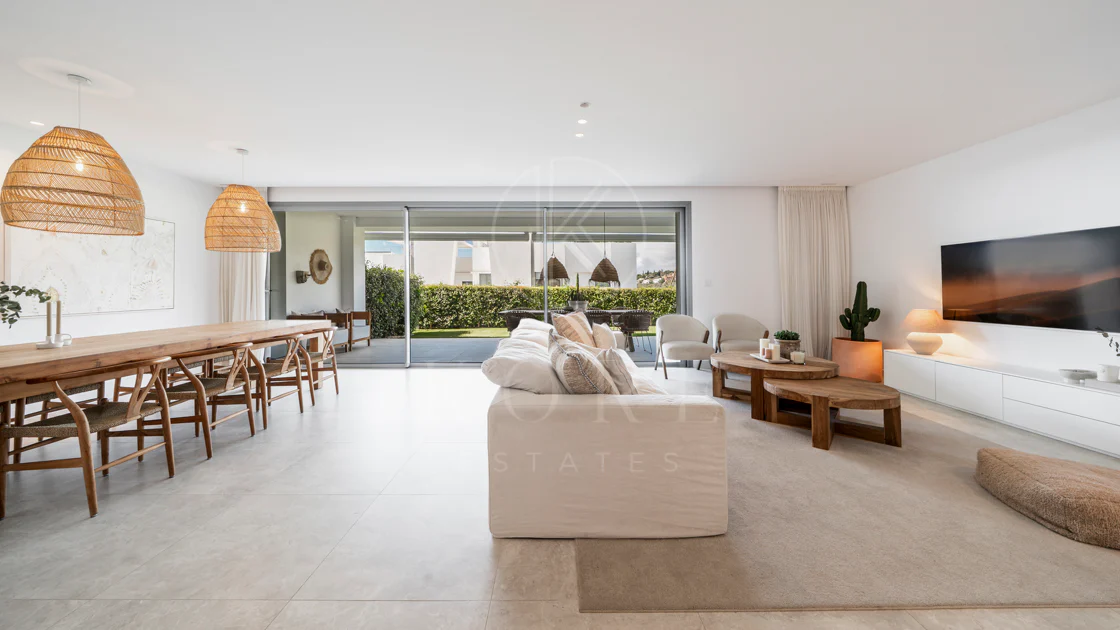 Apartamento de Lujo en Planta Baja con Jardín y Vista Parcial al Mar en Marbella Este