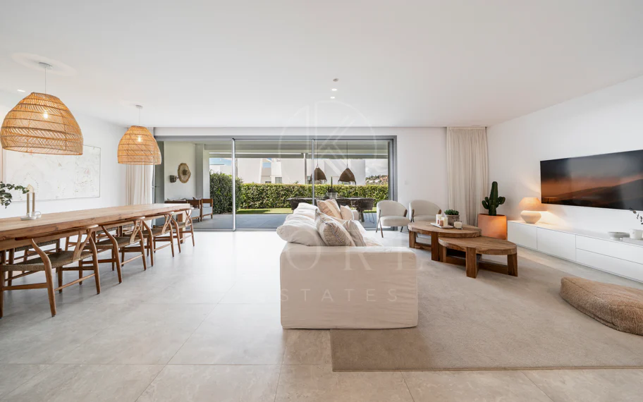 Apartamento de Lujo en Planta Baja con Jardín y Vista Parcial al Mar en Marbella Este