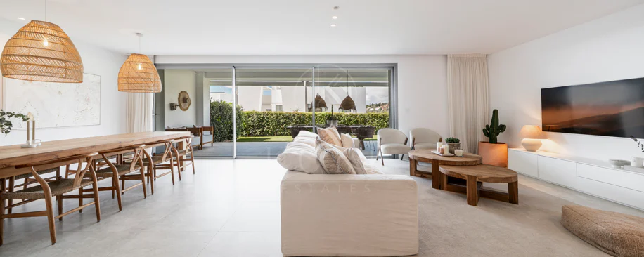 Apartamento de Lujo en Planta Baja con Jardín y Vista Parcial al Mar en Marbella Este