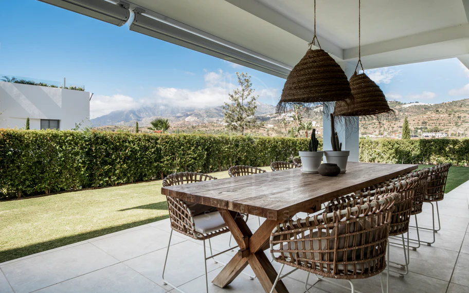 Apartamento de Lujo en Planta Baja con Jardín y Vista Parcial al Mar en Marbella Este