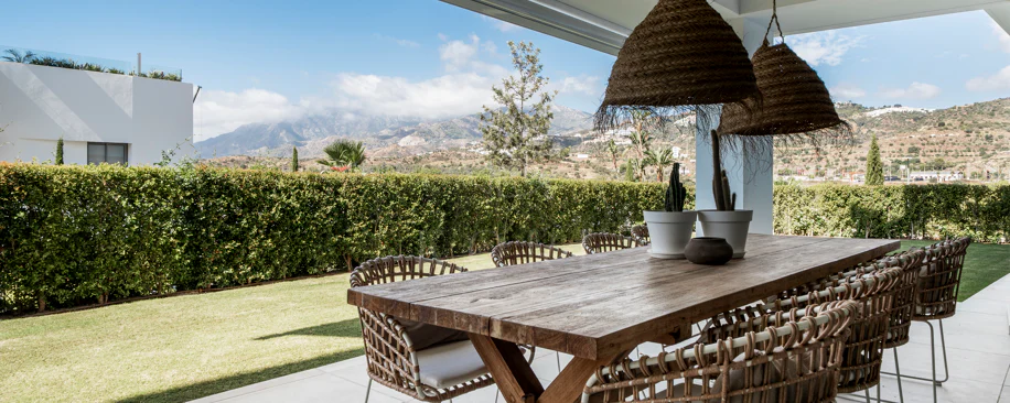 Apartamento de Lujo en Planta Baja con Jardín y Vista Parcial al Mar en Marbella Este