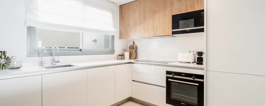 Apartamento de Lujo en Planta Baja con Jardín y Vista Parcial al Mar en Marbella Este