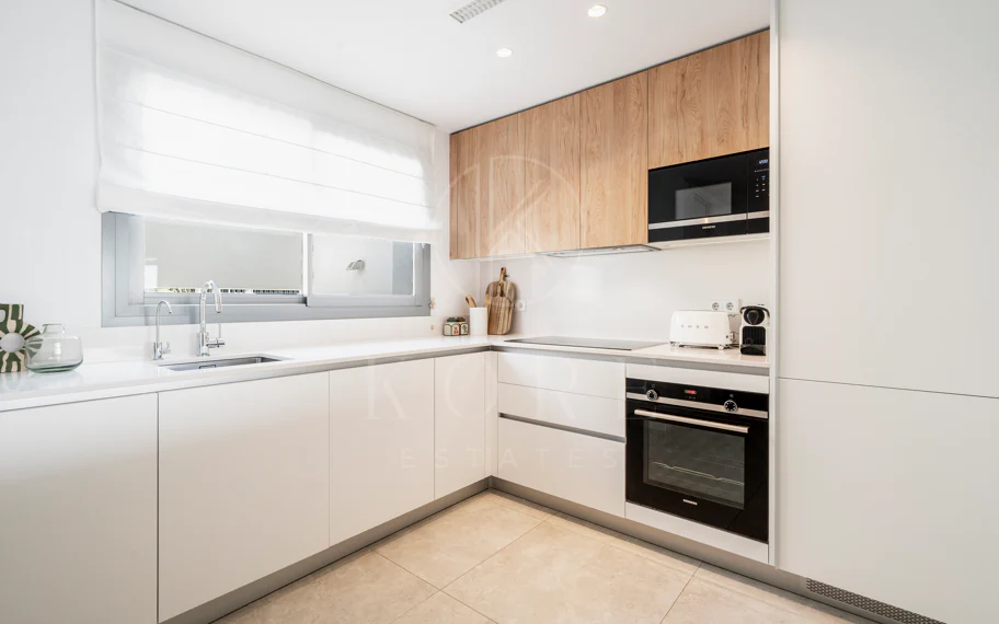 Apartamento de Lujo en Planta Baja con Jardín y Vista Parcial al Mar en Marbella Este