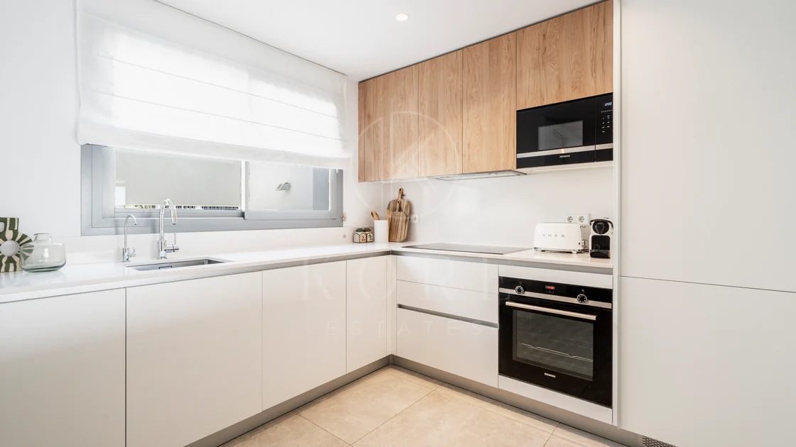 Apartamento de Lujo en Planta Baja con Jardín y Vista Parcial al Mar en Marbella Este