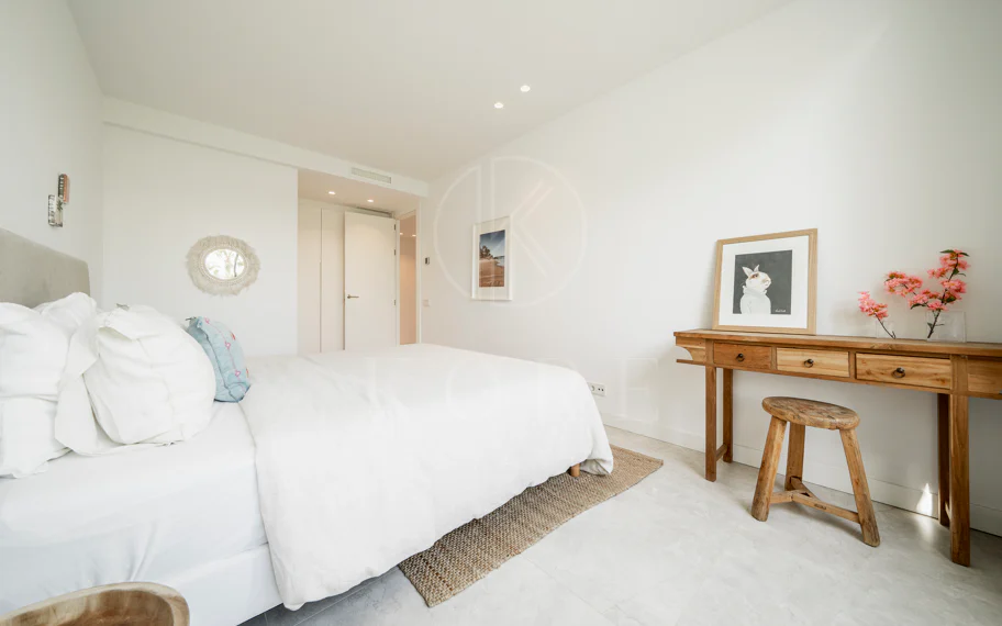 Apartamento de Lujo en Planta Baja con Jardín y Vista Parcial al Mar en Marbella Este