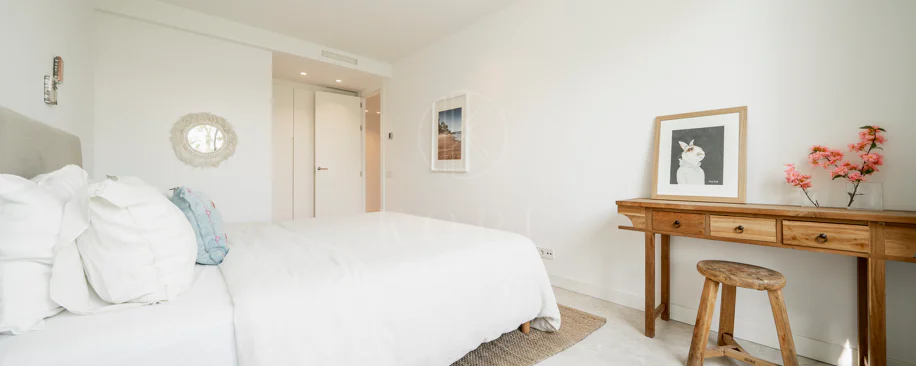 Apartamento de Lujo en Planta Baja con Jardín y Vista Parcial al Mar en Marbella Este