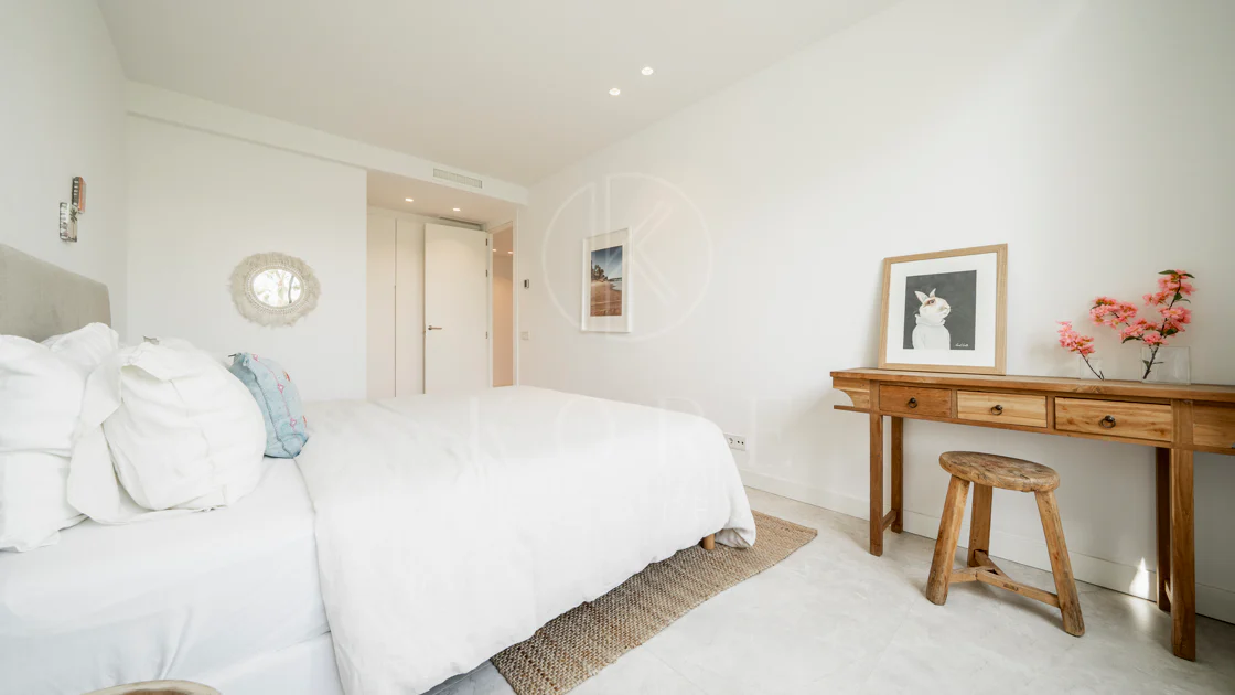 Apartamento de Lujo en Planta Baja con Jardín y Vista Parcial al Mar en Marbella Este